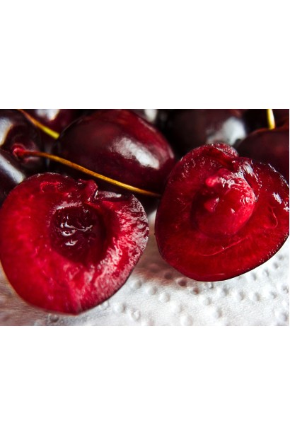 Черешня Джерело - чорні і смачні плоди.