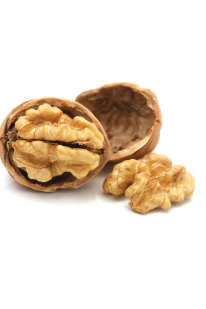 Розколотий плід грецького горіха з ядром і шкаралупою