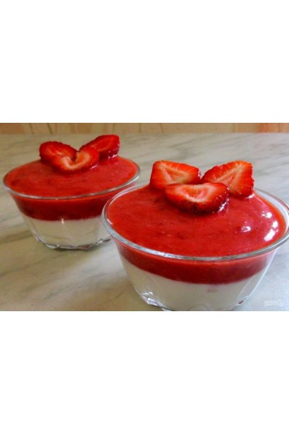 Полуничний десерт з ягід сорту Фестивальна